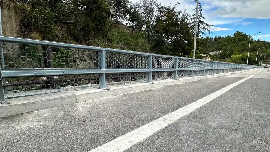 Andromeda steel bridge rail used on a curb and as a median barrier